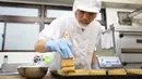 Seorang pekerja dari sebuah perusahaan makanan bernama Saikoh membuat kue bulan dengan kuning telur asin di Yokohama, Jepang, pada 30 September 2020. Festival Pertengahan Musim Gugur atau juga disebut Festival Kue Bulan jatuh pada 1 Oktober tahun ini. (Xinhua/Du Xiaoyi)