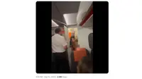 Viral di Media Sosial Sepasang Penumpang Berhubungan Seks di Toilet Pesawat dalam Penerbangan EasyJet dari London Luton ke Pulau Ibiza pada 8 September 2023 (Tangkapan Layar dari Video yang Tersebar di Twitter)