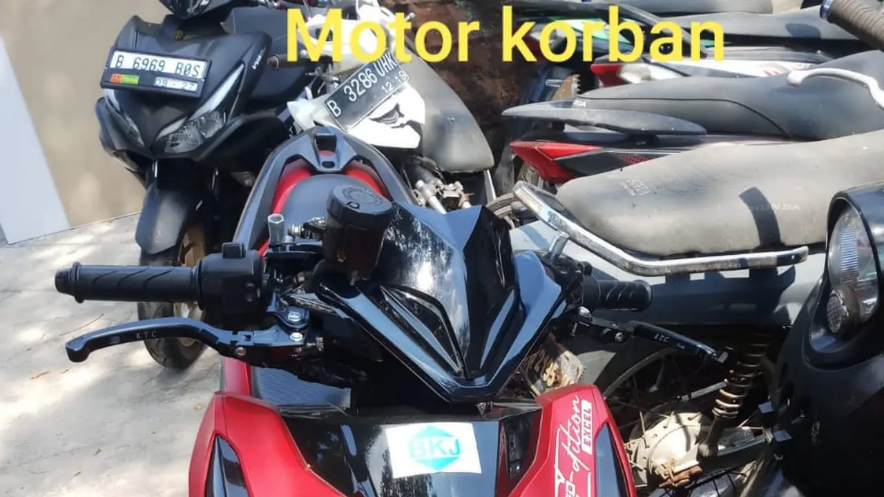 Tim Buser Polsek Cilincing mempergoki tiga orang pemuda yang sedang mendorong sepeda motor curian. Satu orang pelaku ditangkap sementara dua orang lain melarikan diri.