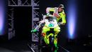 <p>Pembalap MotoGP, Franco Morbidelli menaiki motornya dalam launching tim Pertamina Enduro VR46 yang berlangsung di Balai Kartini, Jakarta, Sabtu (25/01/2025). (Bola.com/Bagaskara Lazuardi)</p>