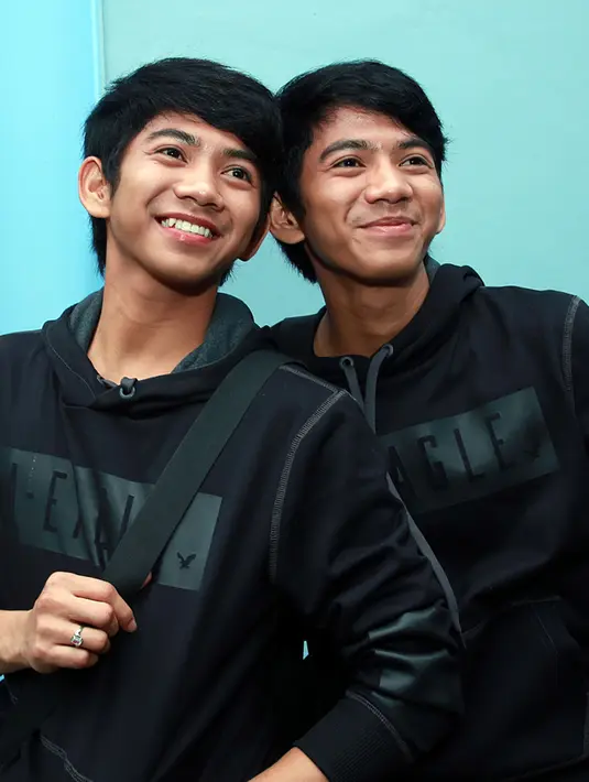 Rizki dan Ridho memang selalu memakai pakaian yang sama, tak hanya para penggemar yang bingung dibuatnya, bahkan orangtua mereka pun kadang sulit membedakan mereka berdua. (Deki Prayoga/Bintang.com)