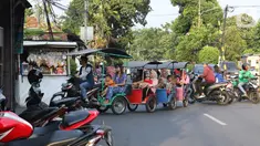 Motor odong-odong melintas di kawasan Tegalan, Jakarta, Rabu (23/10/2019). Dinas Perhubungan DKI Jakarta melarang odong-odong beroperasi di Ibu Kota karena dinilai tidak memenuhi persyaratan keselamatan penumpang untuk beroperasi di jalanan umum. (Liputan6.com/Herman Zakharia)