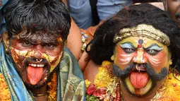 Ekspresi sejumlah seniman saat mengikuti festival tradisional 'Bonalu' di Kuil Sri Ujjaini Mahankali, India (10/7). Ritual ini digelar pada bulan Ashada Masam, yaitu pada bulan Juli atau Agustus. (AFP Photo/Noah Seelam)
