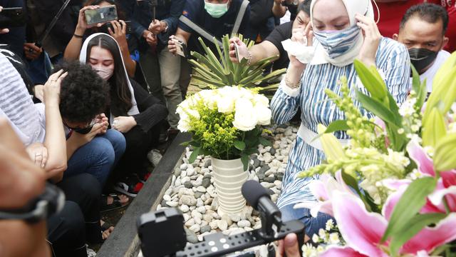 Angelina Sondakh ziarah ke makam suaminya Adjie Massaid usai bebas dari penjara. Angie ditemani anak-anaknya. (Kapanlagi.com/Akrom Sukarya)