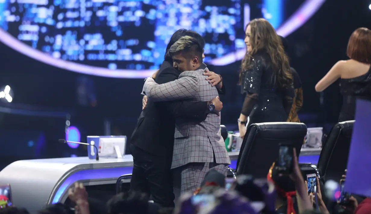 Maia Estianty sering kali menekankan pada Joan agar penampilannya tidak sering drop. Meski tereliminasi, Joan dengan kepala pulang setelah masuk dalam tiga besar. (Nurwahyunan/Bintang.com)