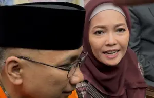 Istri Eks Menag Yaqut Hadiri Sidang, Bawa Bantal untuk Suami