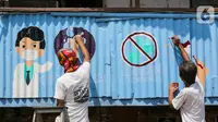 Warga membuat mural Lawan Virus Corona di Lapangan Bulutangkis, Kampung Kali Pasir, Jakarta, Selasa (7/4/2020). Pesan mural mengajak warga untuk memutus rantai penyebaran Corona Covid-19 dengan tidak beraktivitas di luar rumah. (Liputan6.com/Fery Pradolo)