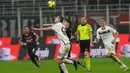 Pemain AC Milan Brahim Diaz (tengah) berebut bola dengan pemain Salernitana Lorenzo Pirola (tengah kiri) pada pertandingan sepak bola Serie A Liga Italia di Stadion San Siro, Milan, Italia, 13 Maret 2023. Pertandingan berakhir imbang dengan skor 1-1. (AP Photo/Luca Bruno)