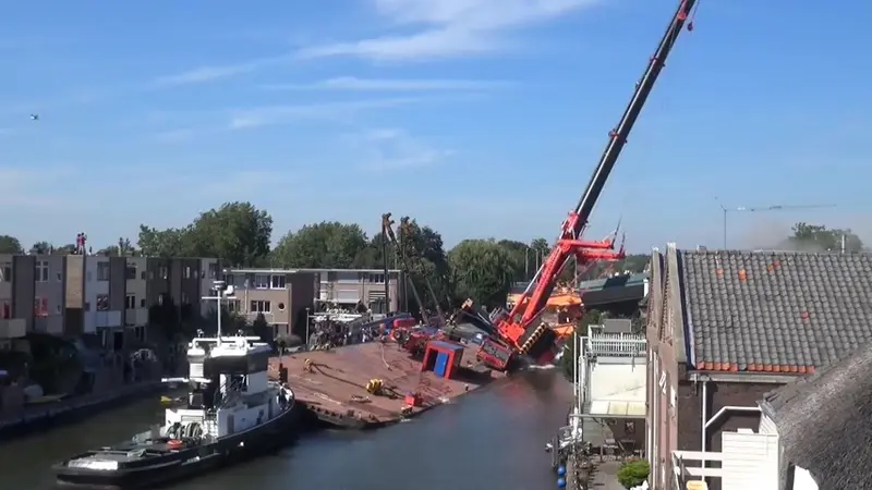 Dua Mesin Derek Roboh Ketika Perbaiki Jembatan