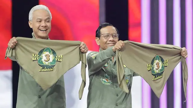 8 Potret Outfit Ganjar Pranowo dan Mahfud MD yang Selalu Totalitas saat Debat, Jaket Top Gun-Anak Mapala