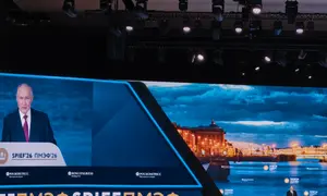Presiden Rusia Vladimir Putin menyampaikan pidato sambutan dalam SPIEF 2026 Plenary Session di St. Petersburg, Jumat (5/6/2026). (Dok. Liputan6.com/Khairisa Ferida)