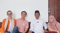 Daniel Mananta dan istrinya, Viola Maria, di rumah Ustaz Abdul Somad di Pekanbaru, Riau. (Instagram @vjdaniel)