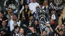 Dukungan fans Juventus yang datang ke Stadion Stade Louis II (REUTERS/Jean-Paul Pelissier)