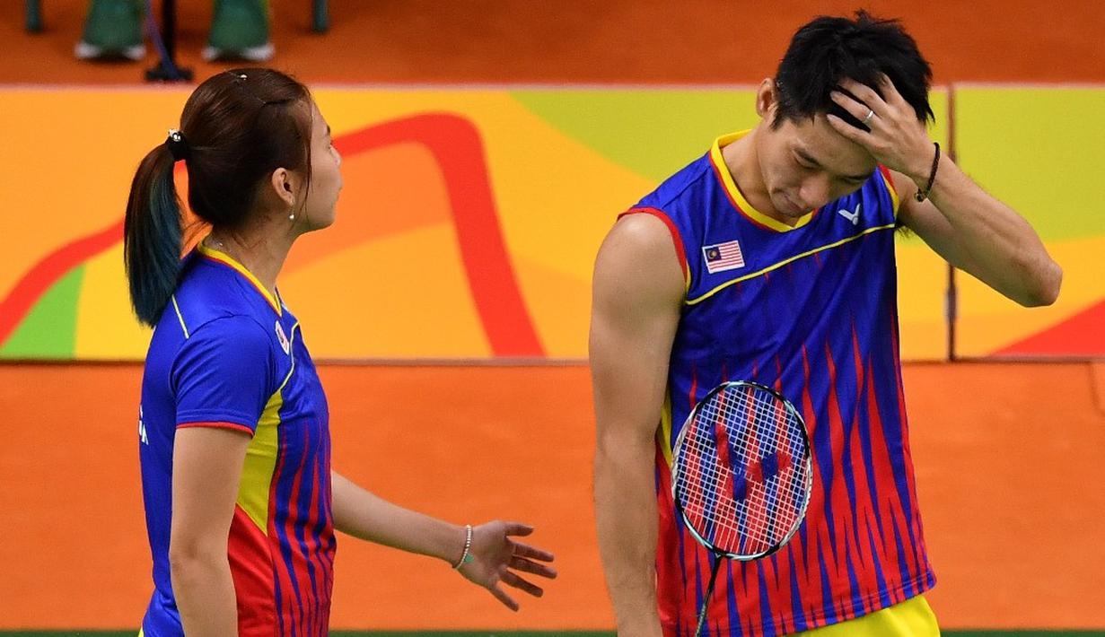 Chan Peng Soon/Goh Liu Ying frustasi karena permainannya tidak berkembang saat melawan Tontowi Ahmad/Liliyana Natsir pada partai final di Riocentrio, Rabu (17/8/2016) WIB. (AFP/Ben Stansall)