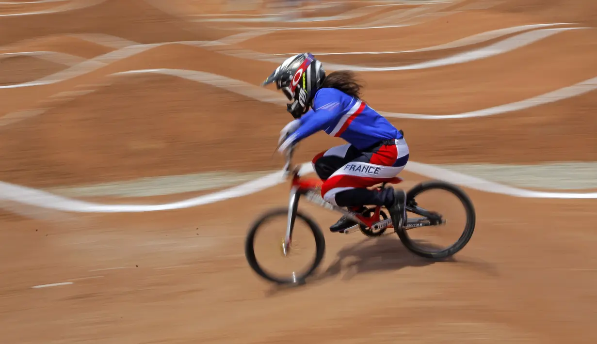 Seorang atlet BMX sedang berlomba dalam Pesta Olah Raga Eropa 2015 di Baku, Azerbaijan. (26/6)(AP Photo/Dmitry Lovetsky)