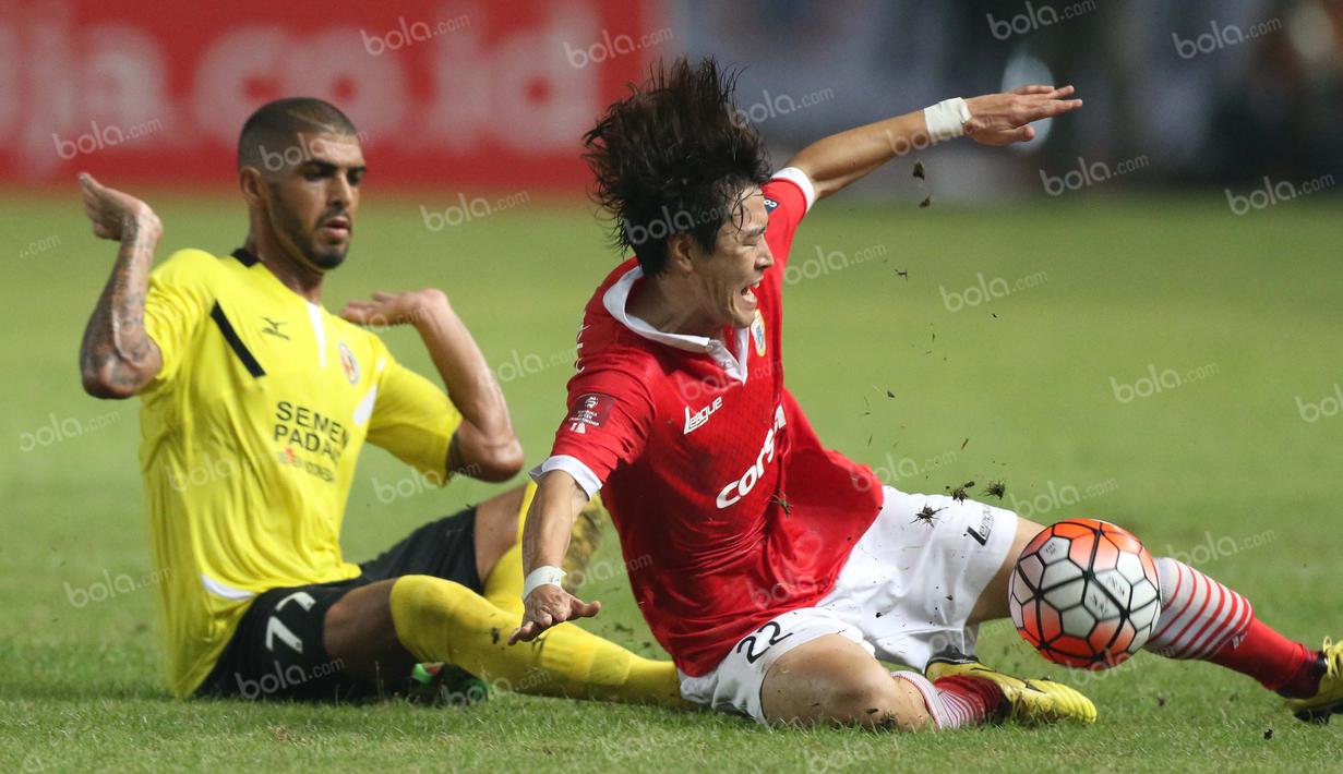 Pemain Persija, Hong Soon Hak (kanan), dilanggar pemain Semen Padang, Diego Santos, dalam laga Torabika Soccer Championship presented by IM3 Ooredoo di Stadion Utama Gelora Bung Karno, Jakarta, Minggu (8/5/2016). Persija menang 1-0. (Bola.com/Arief Bagus)