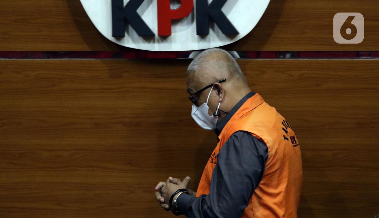 Mantan Bupati Buru Selatan, Tagop Sudarsono Soulisa usai rilis penahanan tersangka di Gedung KPK, Jakarta, Rabu (26/1/2022). Tagop S S ditetapkan sebagai tersangka suap, gratifikasi, dan TPPU terkait pengadaan barang jasa di Kab Buru Selatan tahun 2011-2016. (Liputan6.com/Helmi Fithriansyah)