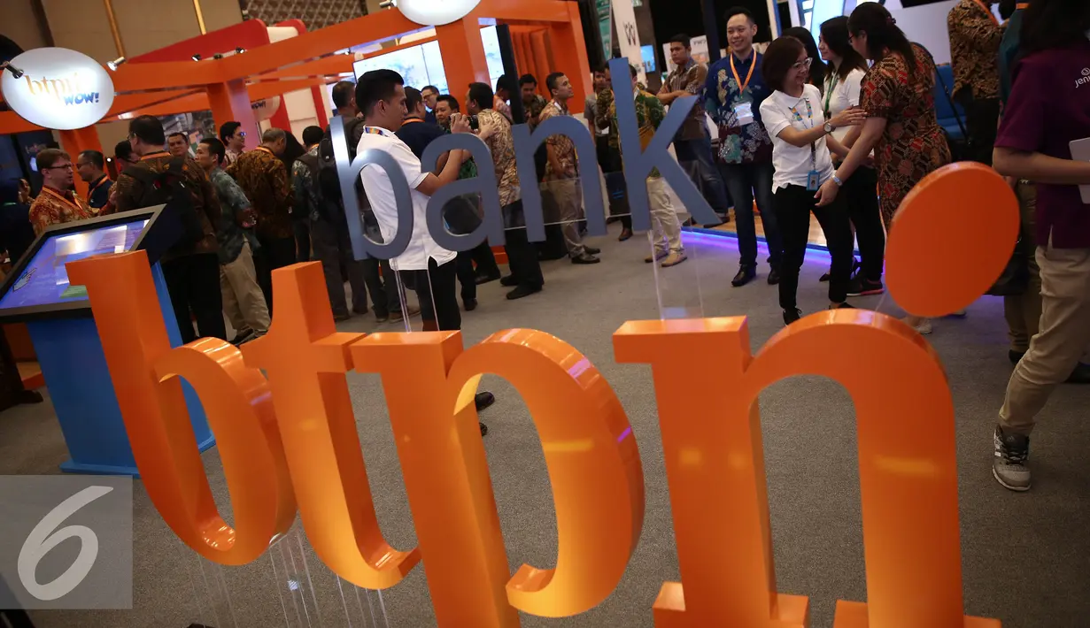 Sejumlah pengunjung saat mendatangi satu stand pameran di Indonesia Fintech Festival & Conference 2016 di Tangerang, Selasa (30/8). Fintech merupakan industri jasa keuangan berbasis teknologi digital. (Liputan6.com/Faizal Fanani)