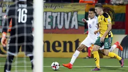 Gelandang Inggris, Dele Alli, berebut bola dengan bek Lithuania, Edvinas Girdvainis, pada laga kualifikasi Piala Dunia di Stadion Vilnius, Minggu (8/10/2017). Inggris menang 1-0 atas Lithuania. (AP/Mindaugas Kulbis)