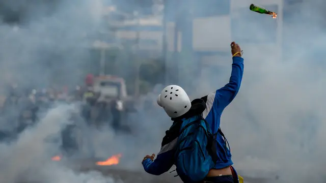 Bom Molotov dan Ketapel Jadi Senjata Demonstran di Venezuela-AFP-20170427