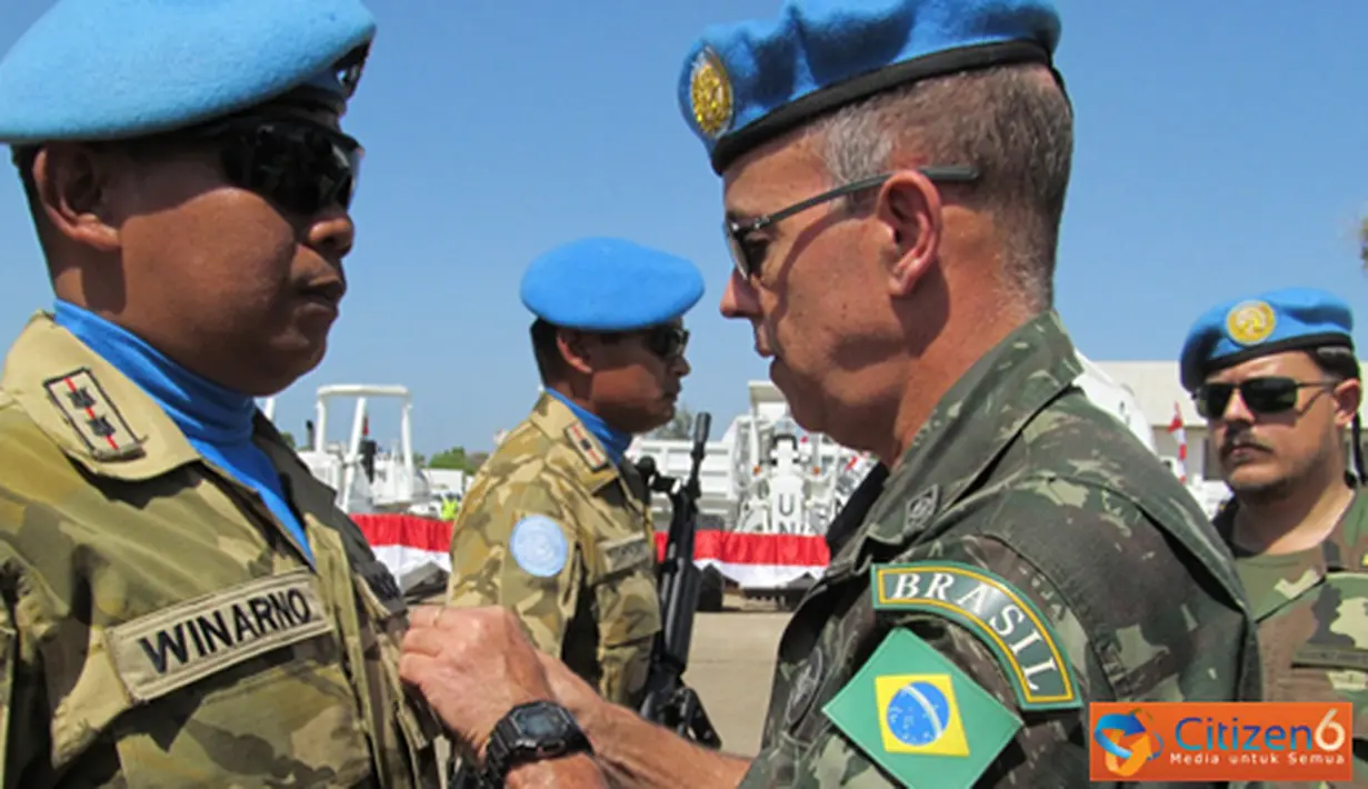 Citizen6, Haiti: Penyematan medali PBB kepada personel TNI Konga XXXII-A atau Indo Eng Coy dipimpin langsung oleh Force Commander MINUSTAH Mayor Jenderal Fernando Goulart di Lapangan Parade Bumi Garuda, Gonaives, Haiti. (Pengirim: Badarudin Bakri)