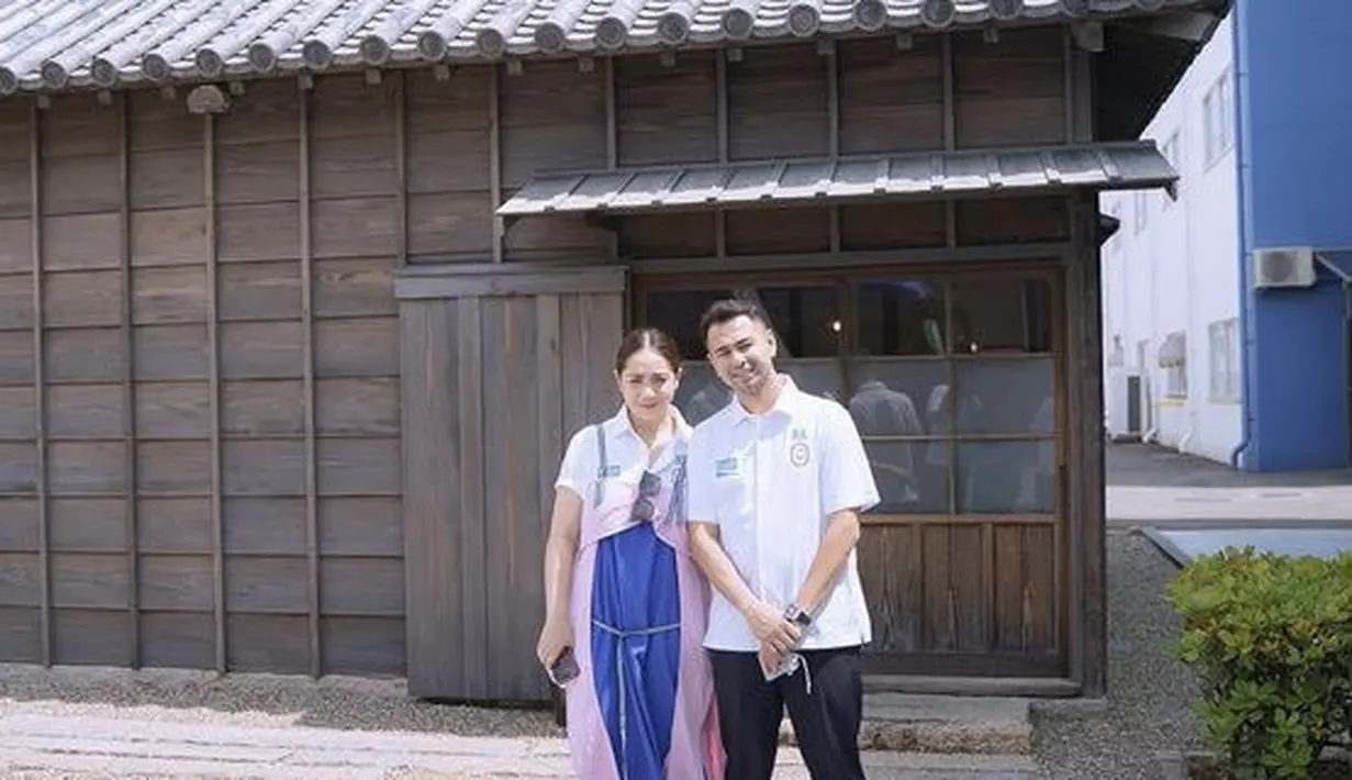 Nagita juga tampil dengan dress panjang pink biru spaghetti strap yang dipadukan inner polo shirt putih. @raffinagita1717