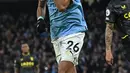 Gelandang Manchester City, Riyad Mahrez berselebrasi setelah mencetak gol ke gawang Aston Villa selama pertandingan lanjutan Liga Premier Inggris di Stadion Etihad di Manchester, barat laut Inggris (13/2/2023). Man City punya 48 angka tertinggal tiga angka dari Arsenal. Sementara, Aston Villa ada di posisi ke-11 dengan 28 poin. (AFP/Paul Ellis)