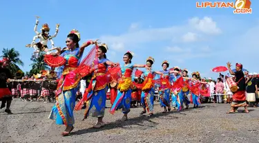 Arak-arakan ogoh-ogoh yang dibarengi tari-tarian menjadi salah satu rangkaian kegiatan Hari Raya Nyepi yang cukup dinanti (Liputan6.com/Andrian M Tunay)