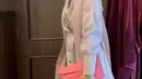 Shireen Sungkar bergaya ala Barbie Hijabi dengan long outer, maxi skirt, dan hijab serba baby pink dan clutch warna pink cerah. [@zaskiasungkar15]