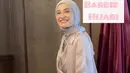 Shireen Sungkar bergaya ala Barbie Hijabi dengan long outer, maxi skirt, dan hijab serba baby pink dan clutch warna pink cerah. [@zaskiasungkar15]