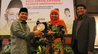 Ketua Fraksi PKS DPR Jazuli Juwaini (kiri) bersama Presiden PKS M Sohibul Iman (kanan) menyerahkan cinderamata kepada Mensos Khofifah Indar Parawansa usai acara seminar dan buka puasa bersama F-PKS DPR di Jakarta, Kamis (16/6). (Liputan6.com/Fery Pradolo)