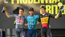 Pembalap sepeda Astana Qazaqstan, Mark Cavendish (tengah) berfoto bersama dengan Jasper Philipsen (kiri) dan Arnaud De Lie saat memenangkan Tour de France Criterium di Singapura pada Minggu, 10 November 2024. (AFP/Roslan Rahman)