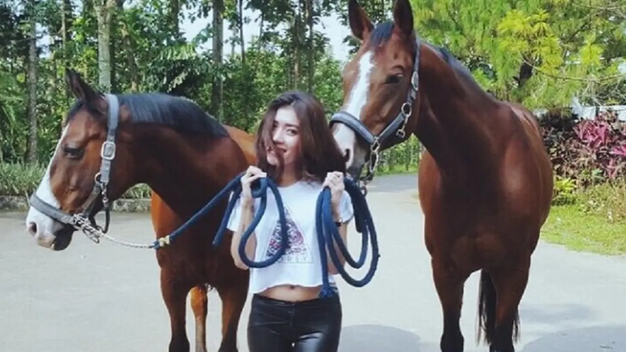 Ini Wanita yang Dicium Nikita Mirzani di Instagram
