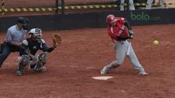 Pemain Singapura, Joshua mencoba melepaskan pukulan saat melawan Taiwan pada laga Asian Softball Championship di Senayan, Jakarta,Selasa (24/4/2018). Singapura menang 12-4. (Bola.com/Nick Hanoatubun)