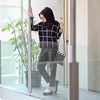 Style hijab monokrom. (via: dailymoslem.com)