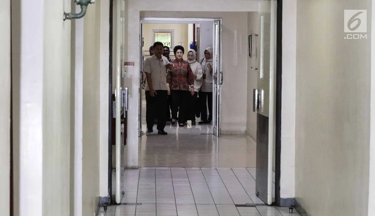 Menteri Kesehatan Nila Moeloek saat mengunjungi RSPI Prof Dr Sulianti Saroso, Jakarta, Senin (11/11). Menkes mengadakan pertemuan dengan direksi rumah sakit tersebut membahas terkait penanganan difteri. (Liputan6.com/Faizal Fanani)