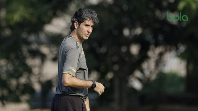 Pelatih Persija Jakarta, Stefano Cugurra Teco, mengamati anak asuhnya saat sesi latihan jelang laga Liga 1 di Lapangan Sutasoma, Jakarta, Jumat (07/12). Persija akan berhadapan dengan Mitra Kukar. (Bola.com/M Iqbal Ichsan)