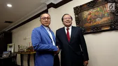 Mantan Menteri Koordinator bidang Kemaritiman, Rizal Ramli (kanan) menemui Ketua MPR, Zulkifli Hasan di Kompleks Parlemen, Senayan, Jakarta, Kamis (3/5). Kedatangan Rizal untuk memenuhi undangan Zulkifli Hasan. (Liputan6.com/Johan Tallo)