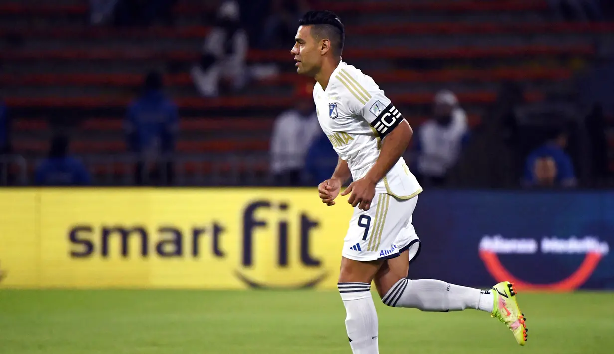 Pemain Millonarios, Radamel Falcao masuk menggantikan Daniel Giraldo saat melakoni laga debutnya pada laga lanjutan Liga Kolombia melawan Medellin di Atanasio Girardot Stadium, Medellin, Kolombia 18 Juli 2024. (AFP/Jaime Saldarriaga)