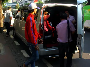 Sejumlah pekerja menaiki minibus plat hitam yang berfungsi sebagai angkutan umum di kawasan Sarinah, Jakarta, Sabtu (27/6/2015). Jasa angkot gelap menjadi favorit di kawasan tersebut karena tarif yang relatif terjangkau. (Liputan6.com/Johan Tallo)