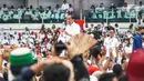 Presiden Joko Widodo menyapa relawan saat menghadiri acara Gerakan Nusantara Bersatu: Satu Komando Untuk Indonesia di Stadion Utama Gelora Bung Karno, Jakarta, Sabtu (26/11/2022). Gerakan Nusantara Bersatu dari berbagai elemen relawan Jokowi itu untuk menyelaraskan persepsi barisan satu komando di bawah arahan Presiden Joko Widodo. (Liputan6.com/Faizal Fanani)