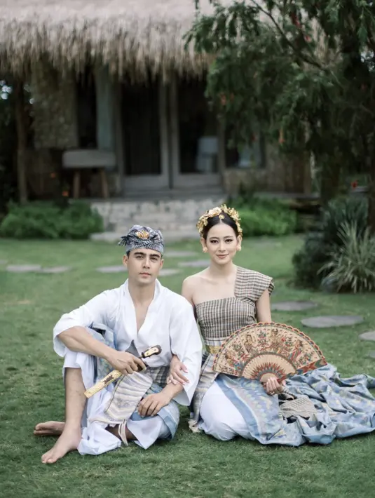 Potret prewedding yang juga memakai unsur kasual Bali modifikasi sebagai outfitnya. [Foto: Instagram @lauratheux]