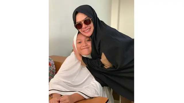 7 Momen Seleb Antar Anak di Hari Pertama Masuk Sekolah