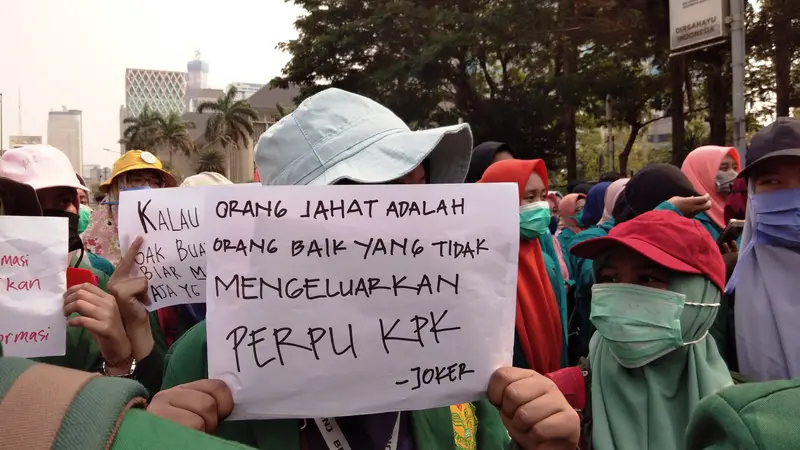 Demo mahasiswa di depan Istana meminta Presiden Jokowi mengeluarkan Perppu KPK