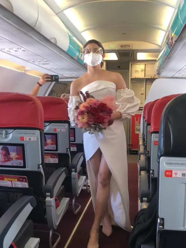 Romantis, Pasangan Ini Menikah di Pesawat Saat Berada di Ketinggian 37.000 Kaki. (Sumber: worldofbuzz)