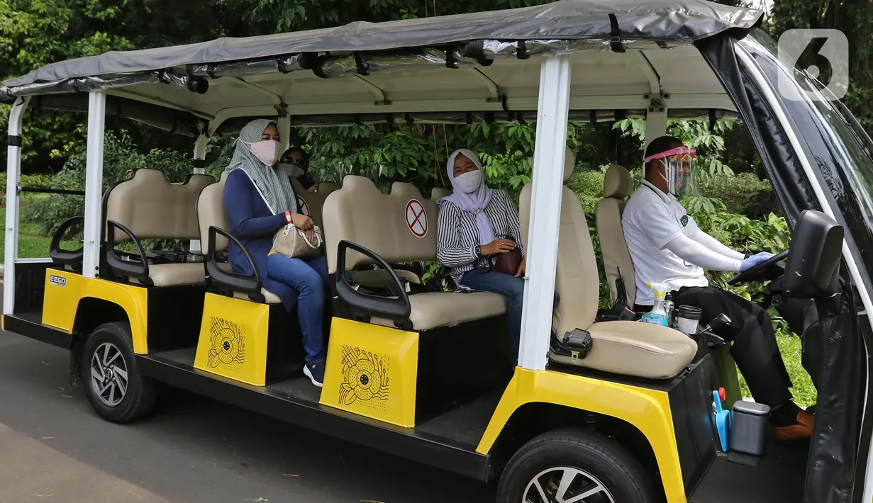 Pengunjung meniki kendaraan di Kebun Raya Bogor, Jawa Barat, Selasa (7/7/2020). Kebun Raya Bogor dan Kebun Raya Cibodas kembali dibuka untuk umum dengan protokol kesehatan pencegahan penyebaran pandemi COVID-19. (Liputan6.com/Herman Zakharia)