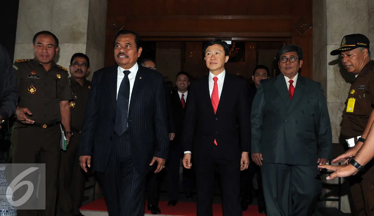 Jaksa Agung HM Prasetyo menerima kunjungan bilateral Komisioner ICAC Hongkong Mr. Simon Y.L.Peh, Jakarta, Kamis (17/3). Dalam Kunjungan bilateral tersebut membahas permasalahan korupsi yang di tangani oleh kejagung dll. (Liputan6.com/Helmi Afandi)