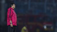 Pelatih Bali United, Indra Sjafri memantau anak asuhnya saat bertanding melawan Arema Cronus pada laga perempat final Piala Presiden di Stadion Kanjuruhan, Malang, Sabtu (19/9/2015). (Bola.com/Vitalis Yogi Trisna)