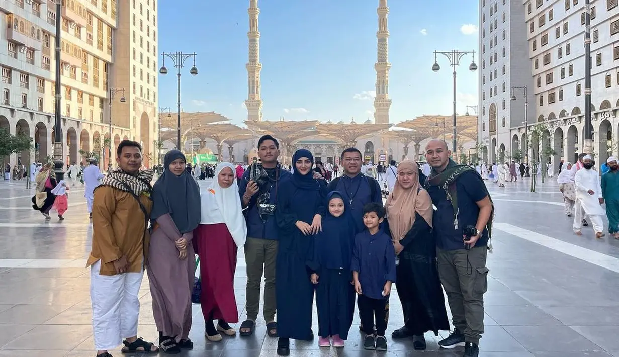 Kendati demikian, Aurel Hermansyah diketahui bersedih tak bisa merayakan momen ulang tahun sang ibunda. Namun Aurel ikut memberikan ucapan manis untuk Ashanty. (Liputan6.com/IG/ashanty_ash).