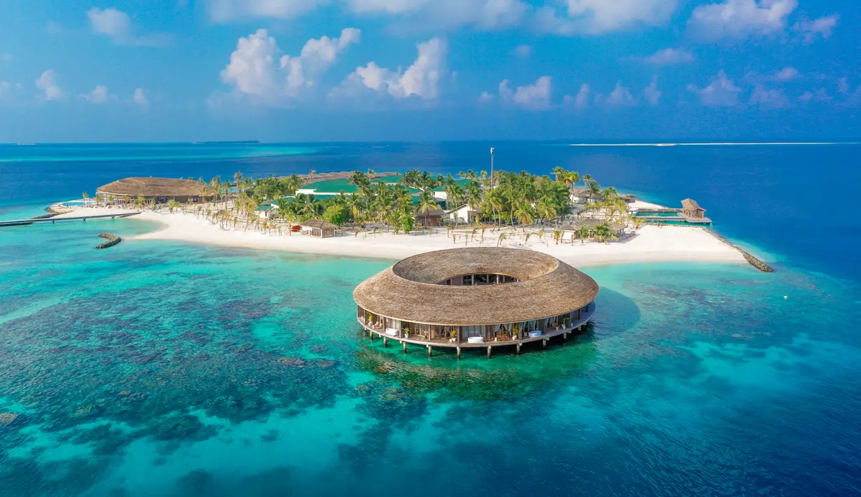 Maldives memiliki sejuta pesona untuk dijelajahi. Sebagai pulau yang memiliki keindahan bawah laut, nuansa pantai di Maldives bisa menjadi tempat yang cocok untuk berlibur sekaligus menenangkan diri dari stres dan tekanan di masa pandemi. (Kagi Maldives)